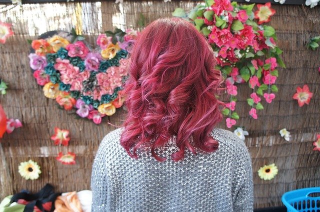 růžové vlasy