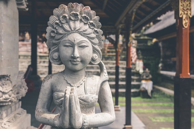 Hinduistická socha modliacej sa ženy