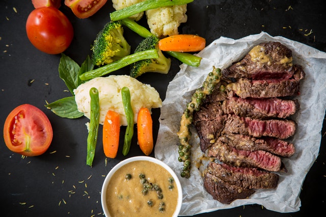 Hovädzí steak na papieri, mrkva a iní zelenina 